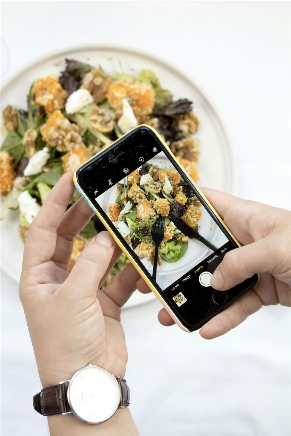 Persona tomando foto de comida para EZ Calorie con WALO AI